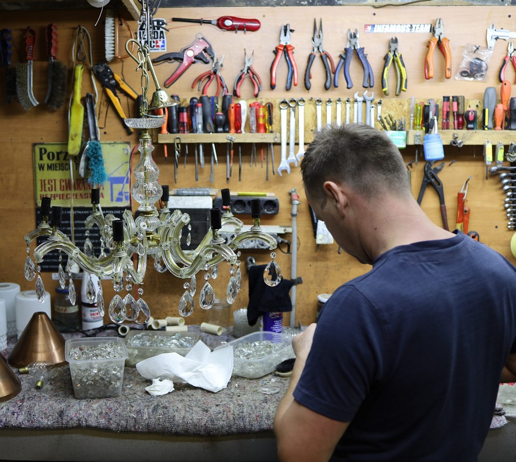 Sklep z antykami to nie tylko kupno i sprzedaż, ale także renowacja...