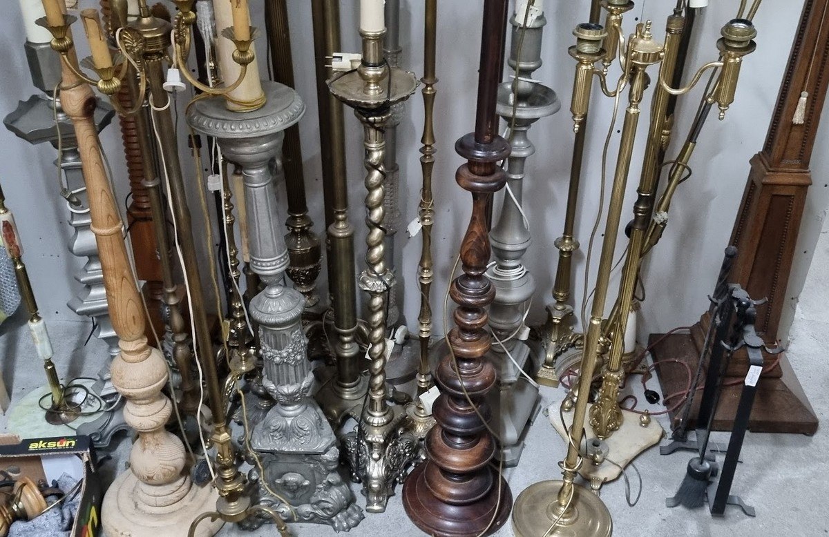 Antyczne lampy stojące