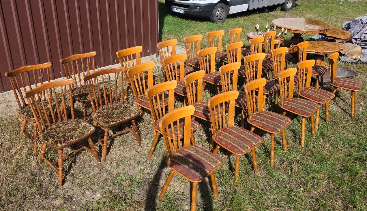 Nowy transport antycznych i vintage mebli przed renowacją &ndash; stare krzesła i intarsjowane stoliki